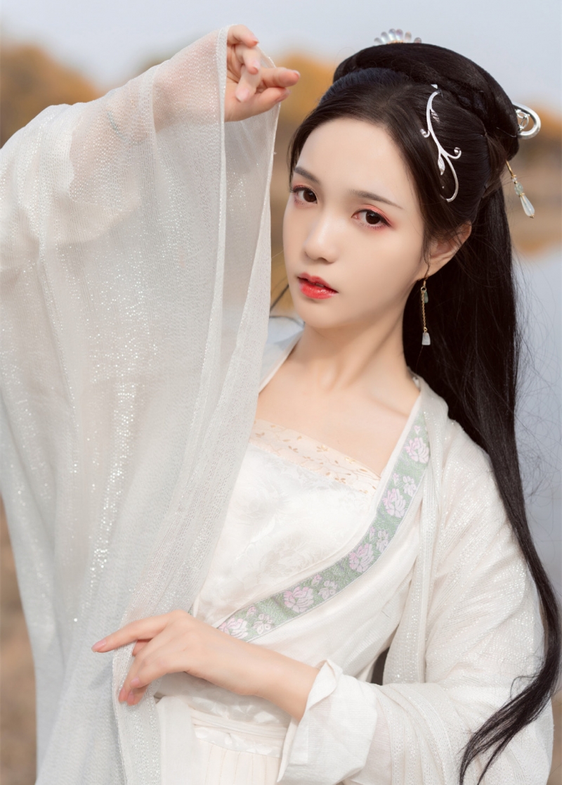 古装美女白衣飘飘美若天仙图片