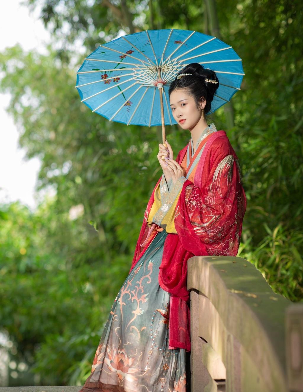 汉服美女红妆素裹高盘发髻图片