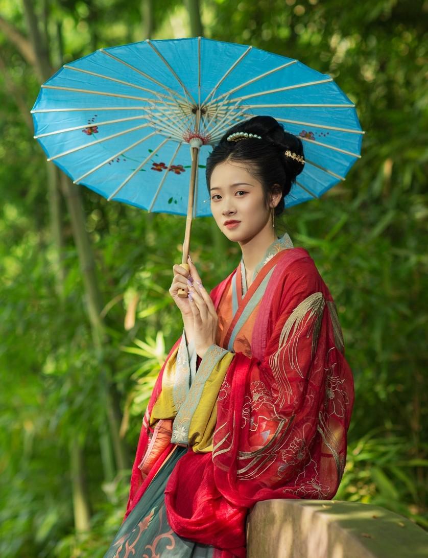 汉服美女红妆素裹高盘发髻图片