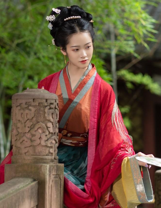 汉服美女红妆素裹高盘发髻图片