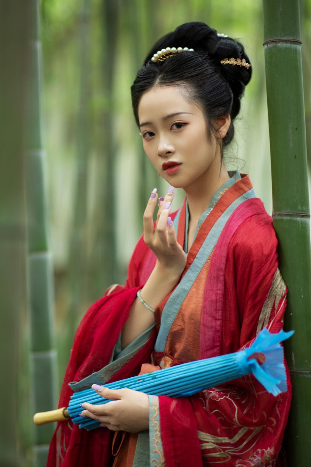 汉服美女红妆素裹高盘发髻图片