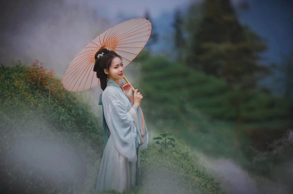 眉清目秀古装美女漫步茶园图片