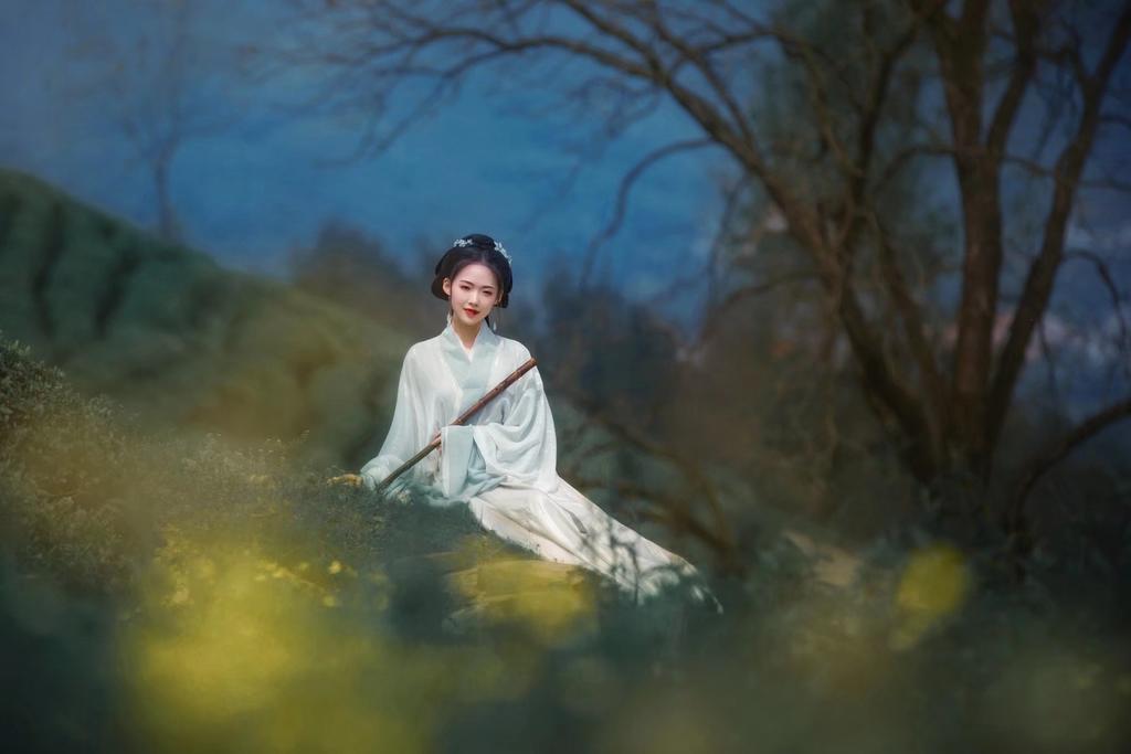 眉清目秀古装美女漫步茶园图片