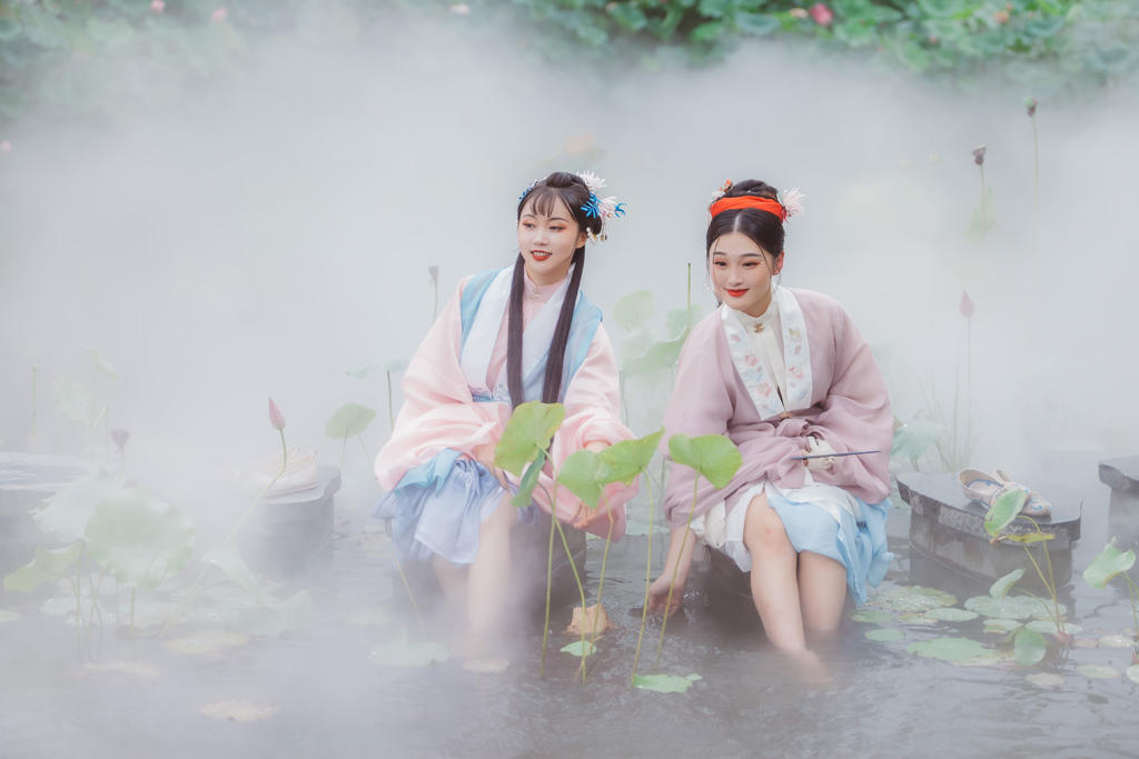 汉服美女姐妹花朦胧梦幻写真集