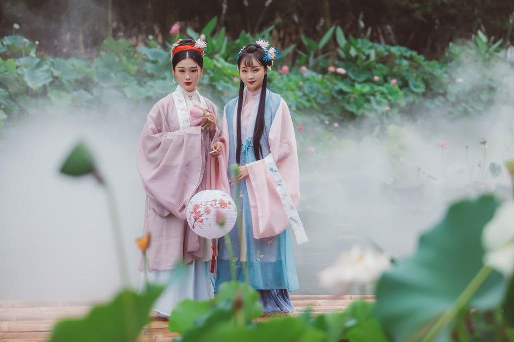 汉服美女姐妹花朦胧梦幻写真集