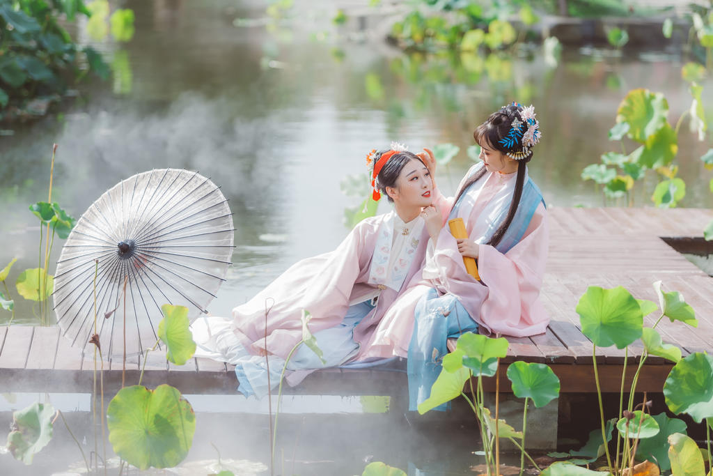 汉服美女姐妹花朦胧梦幻写真集