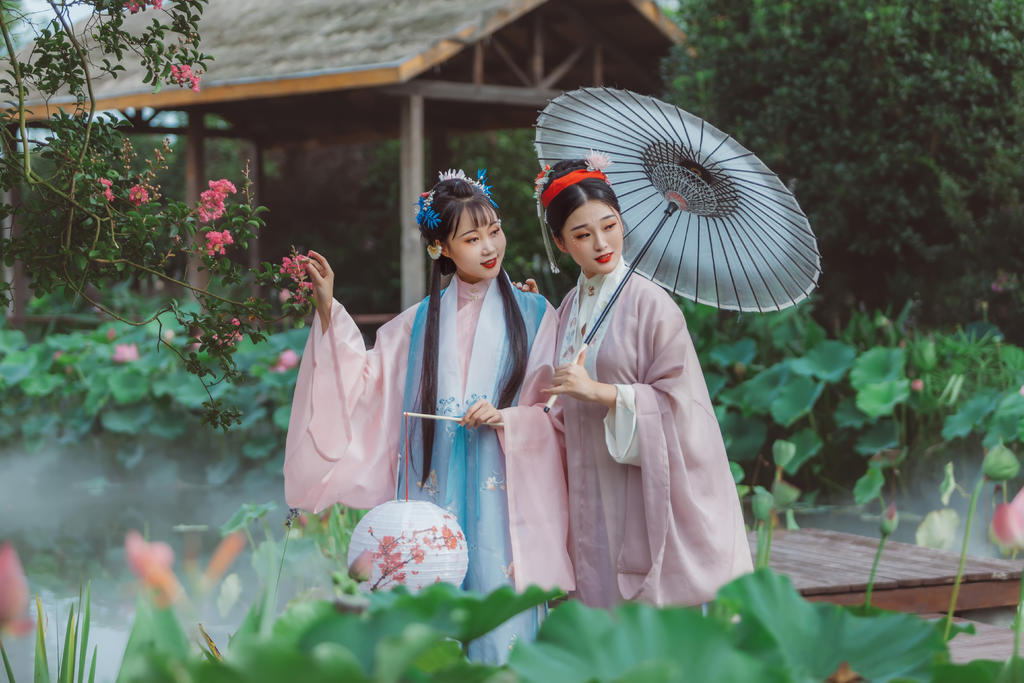 汉服美女姐妹花朦胧梦幻写真集