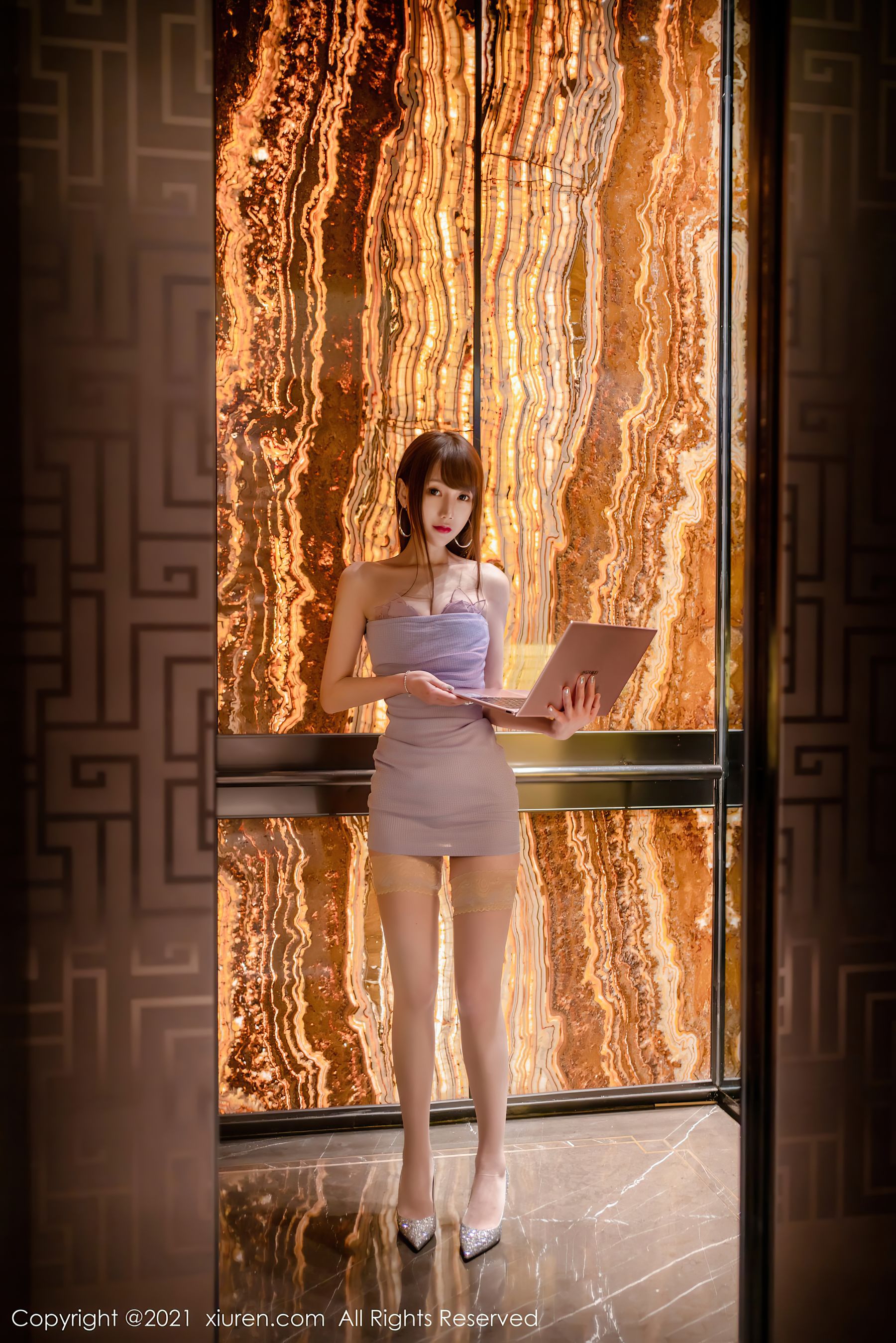 [秀人XIUREN] No.3025 星小兔Meetu - 娇小可人且身材凹凸别致的妹子