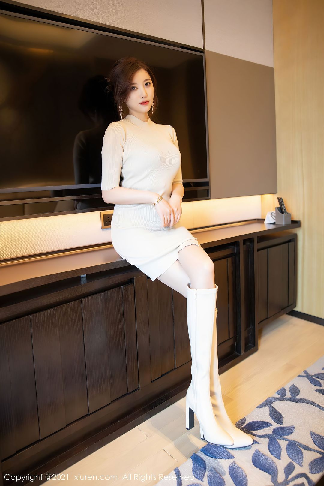 [XIUREN秀人网] 性感女神杨晨晨sugar - 丝袜美腿轻熟风格私房写真 No.3155