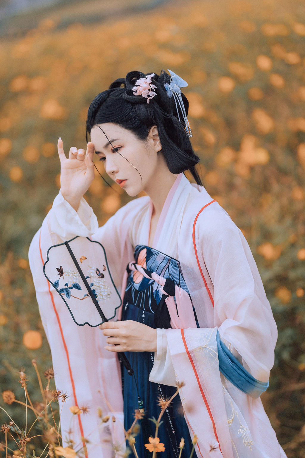 汉服美女手持罗扇裙摆飞扬图片