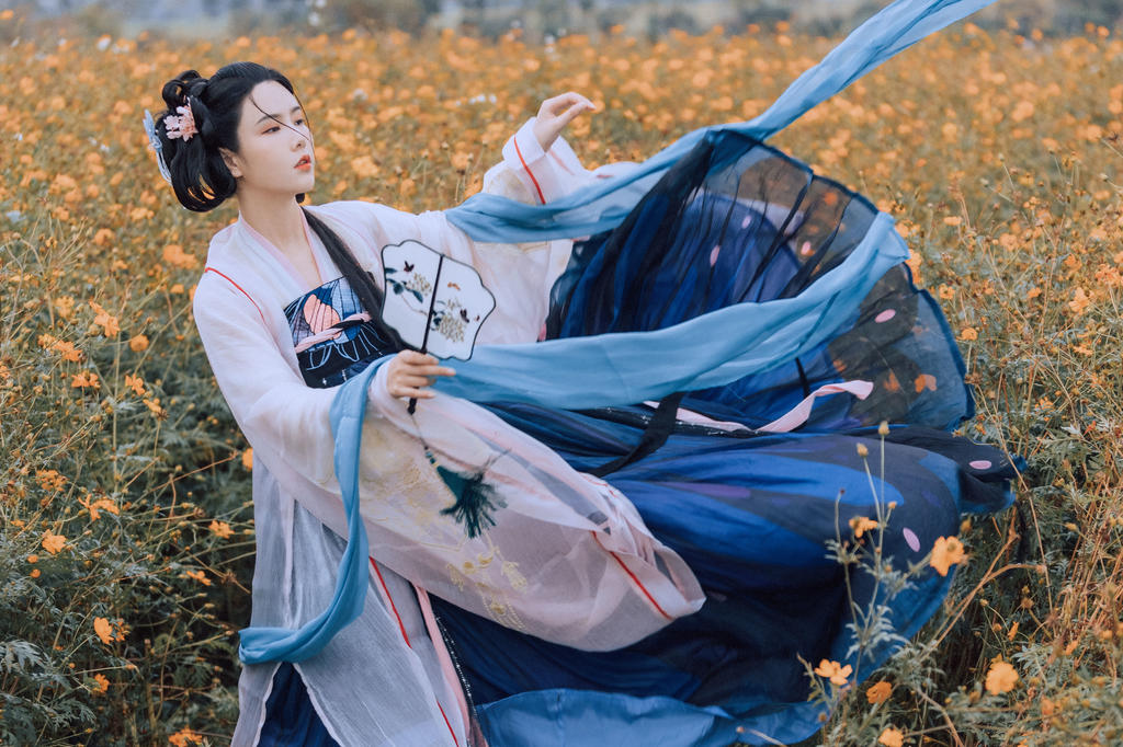 汉服美女手持罗扇裙摆飞扬图片