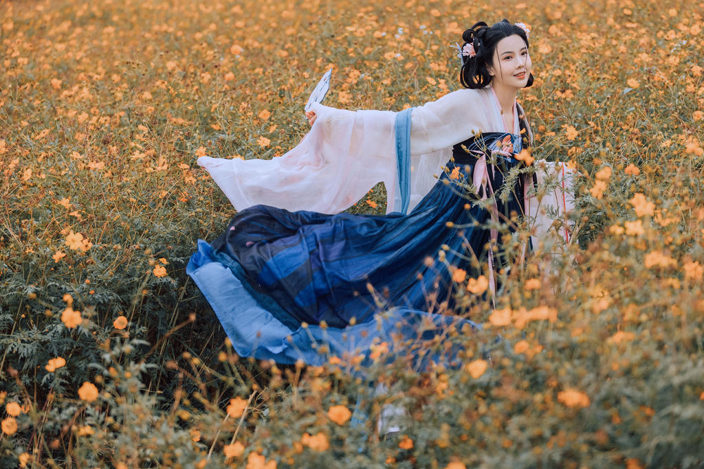 汉服美女手持罗扇裙摆飞扬图片