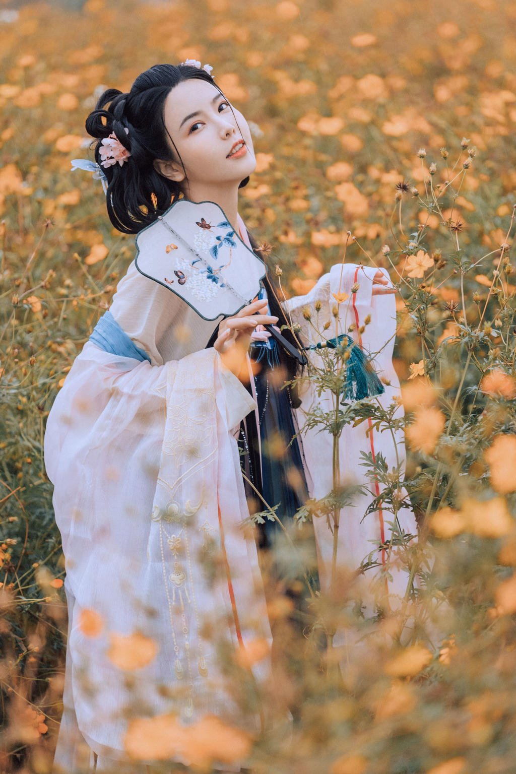 汉服美女手持罗扇裙摆飞扬图片