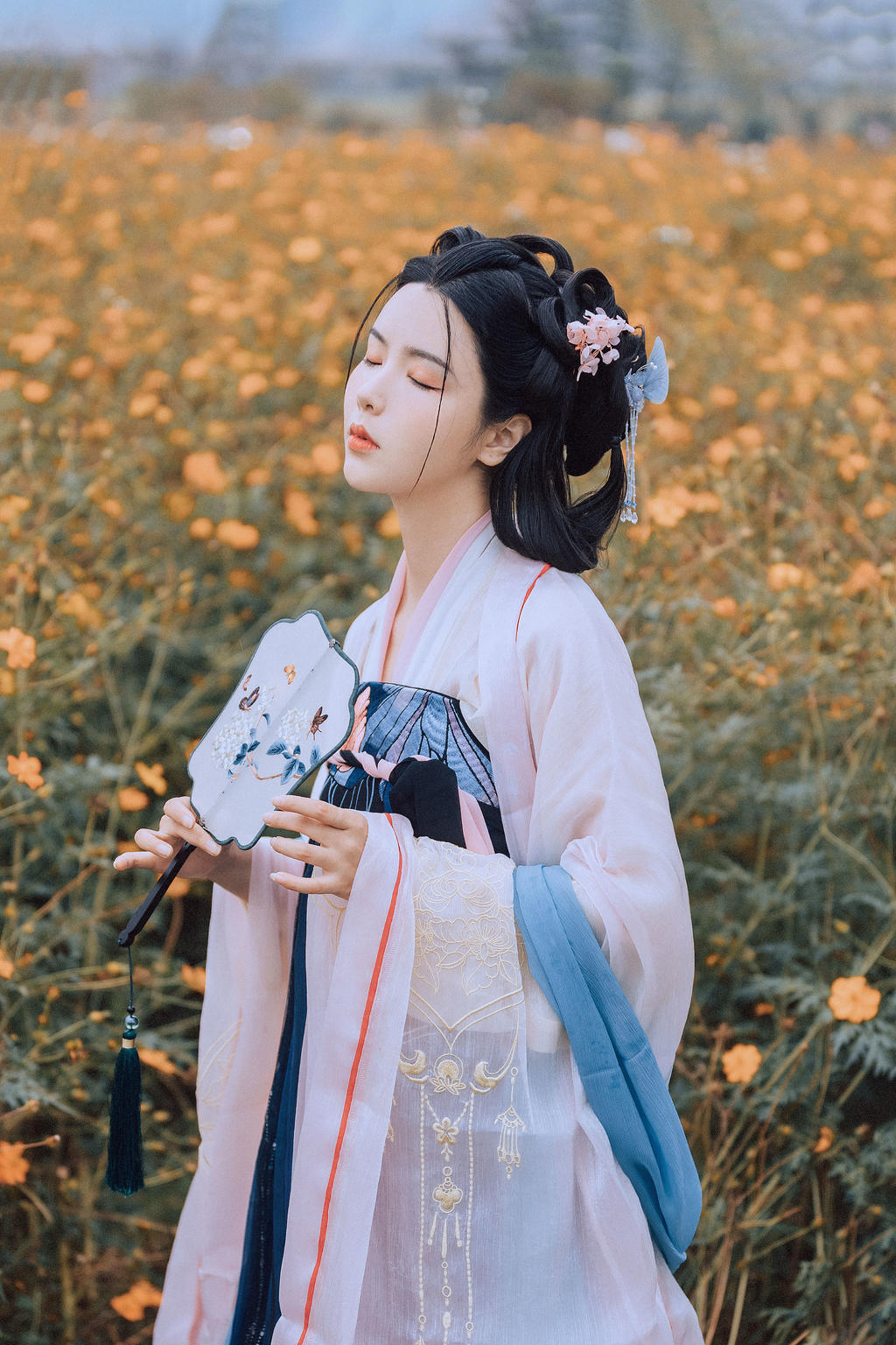 汉服美女手持罗扇裙摆飞扬图片