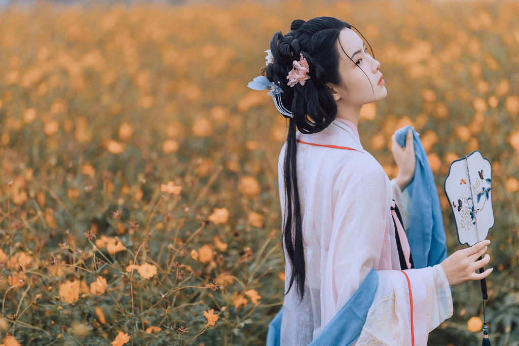 汉服美女手持罗扇裙摆飞扬图片