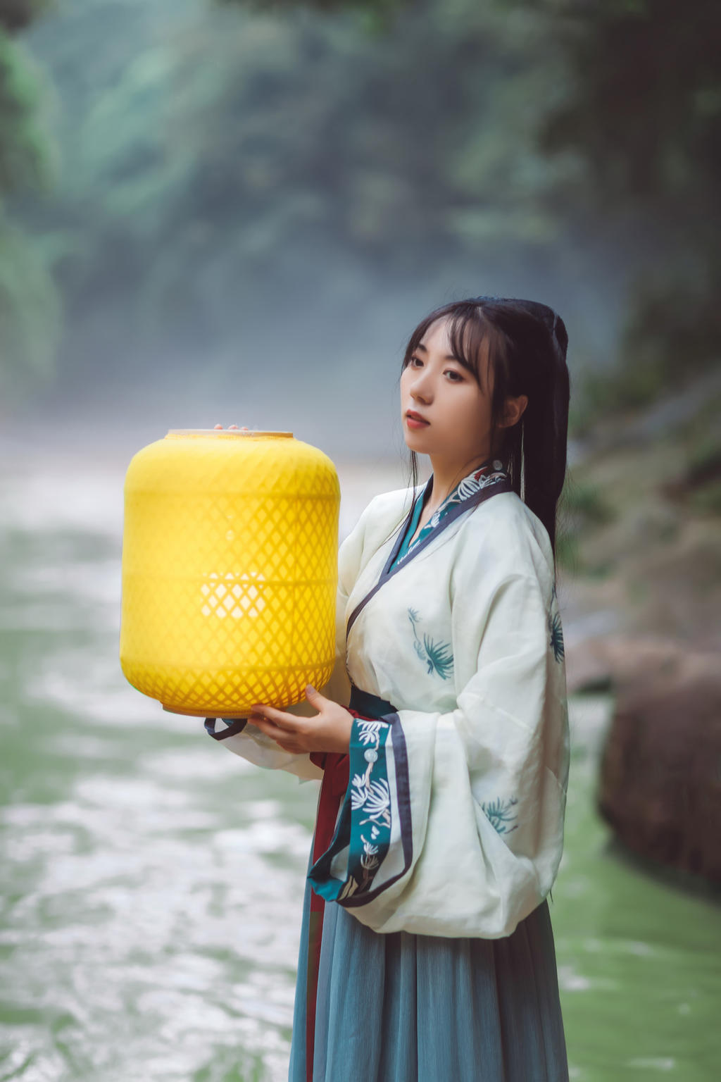 竹排上的汉服美女长发及腰写真