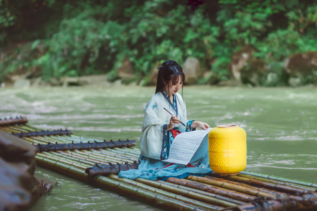竹排上的汉服美女长发及腰写真