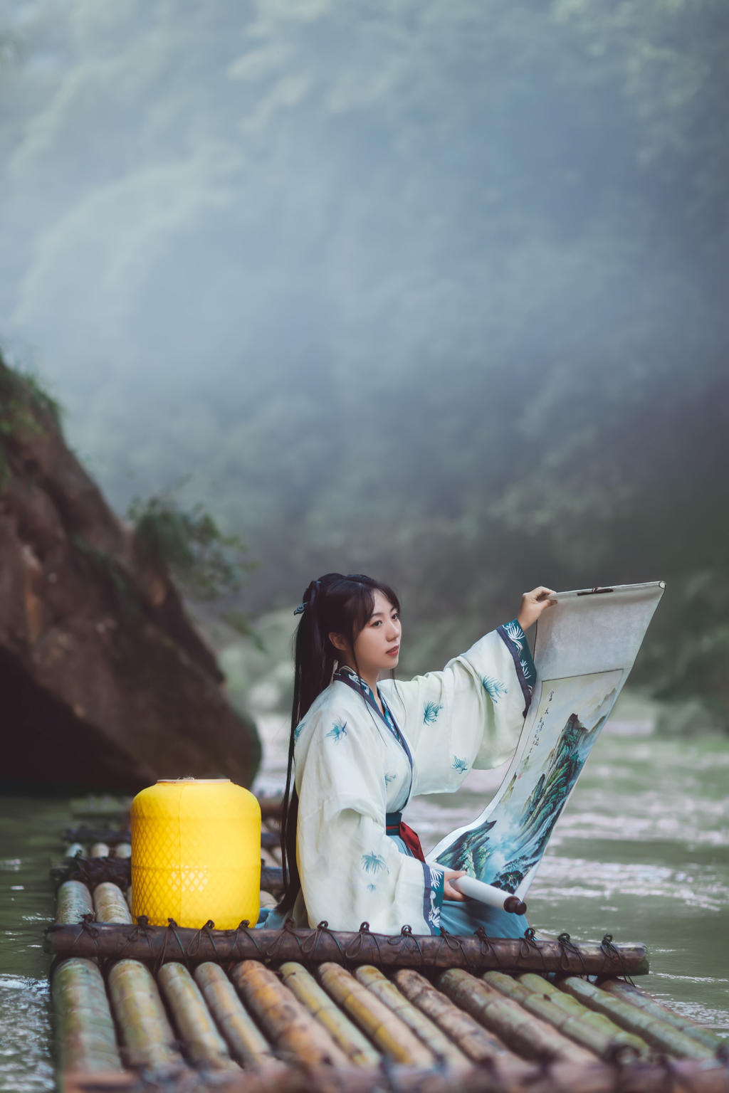 竹排上的汉服美女长发及腰写真