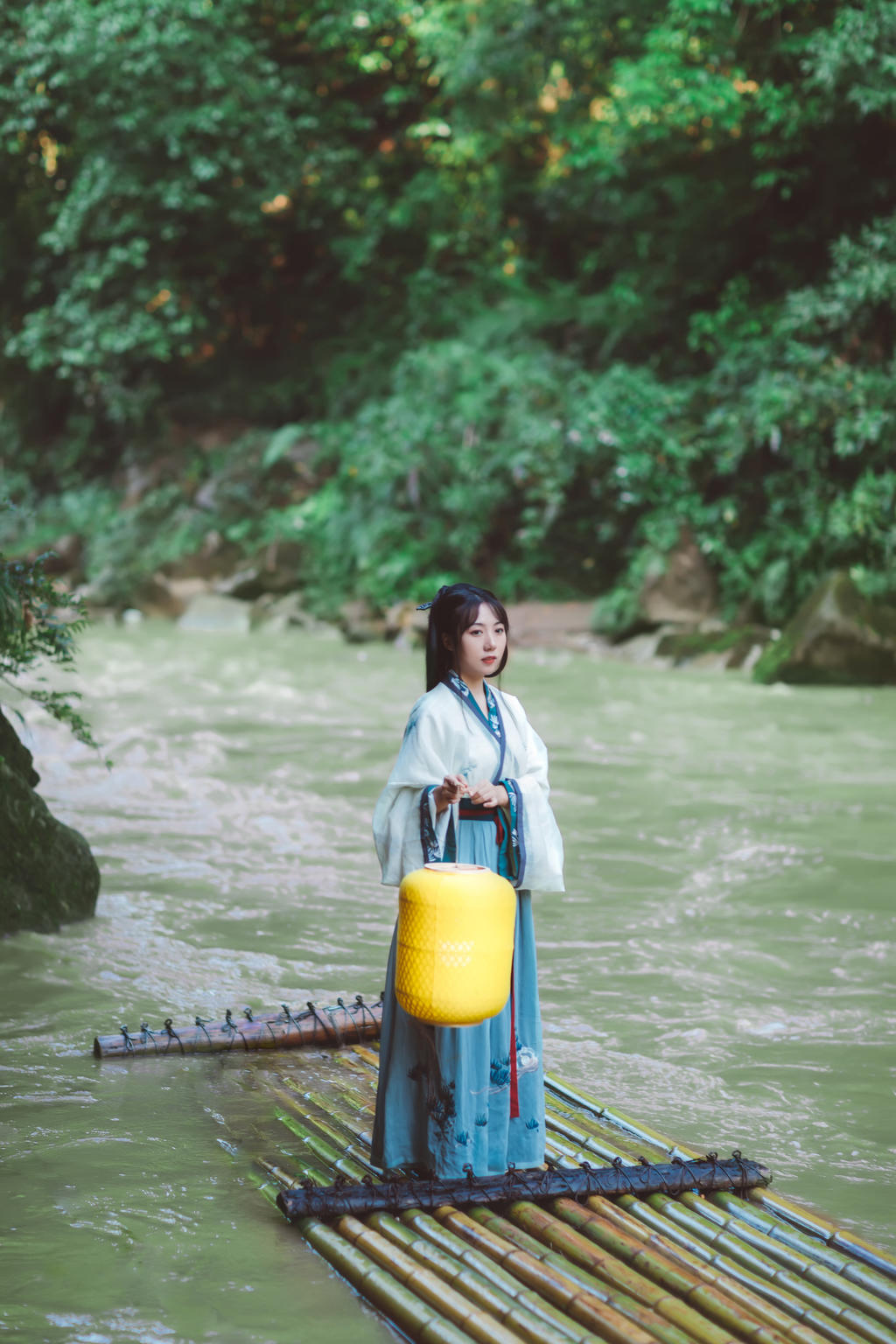竹排上的汉服美女长发及腰写真