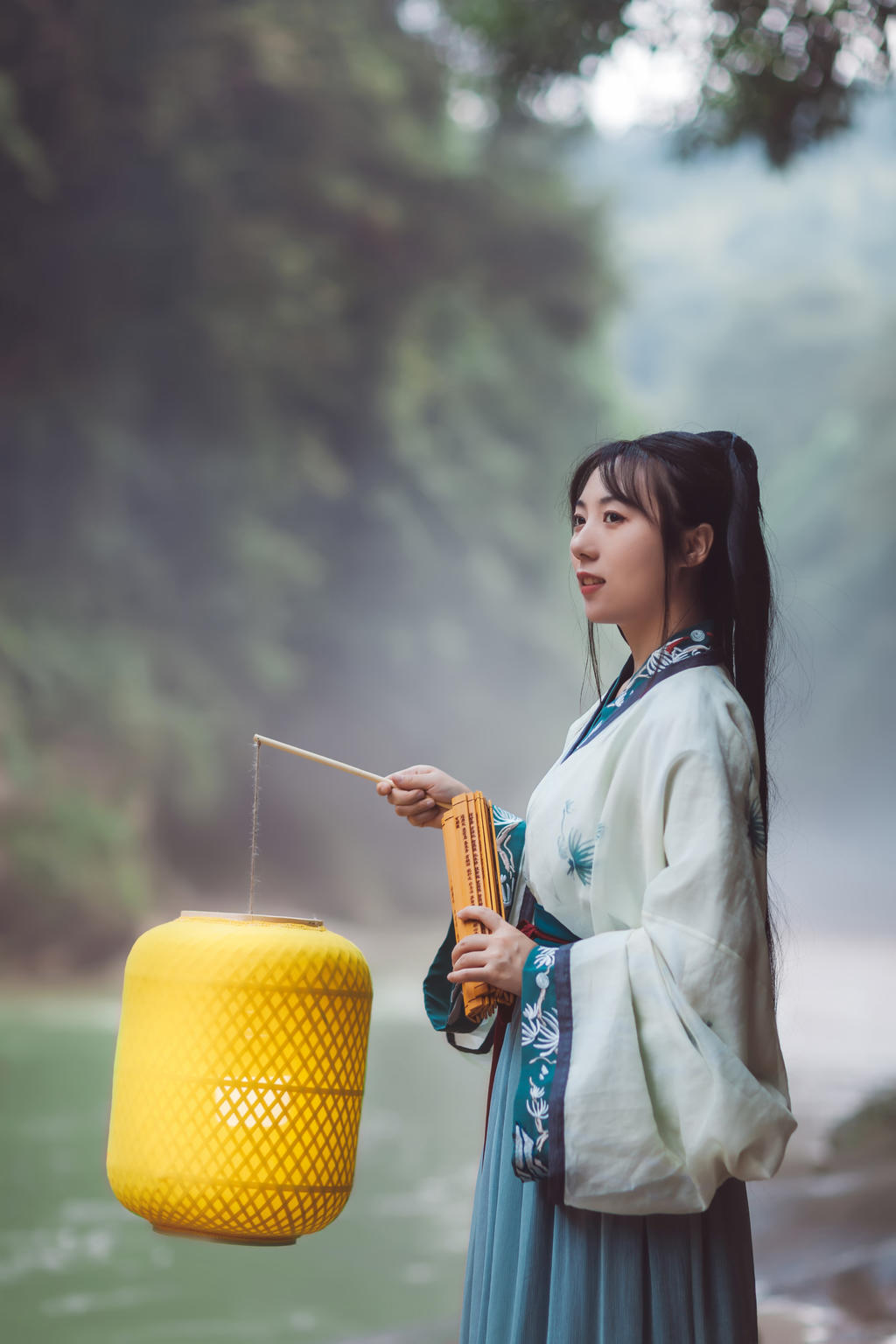 竹排上的汉服美女长发及腰写真