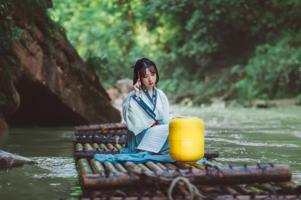 竹排上的汉服美女长发及腰写真