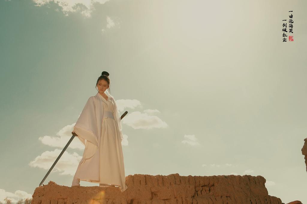 古装美女白衣飘飘英姿飒爽图片