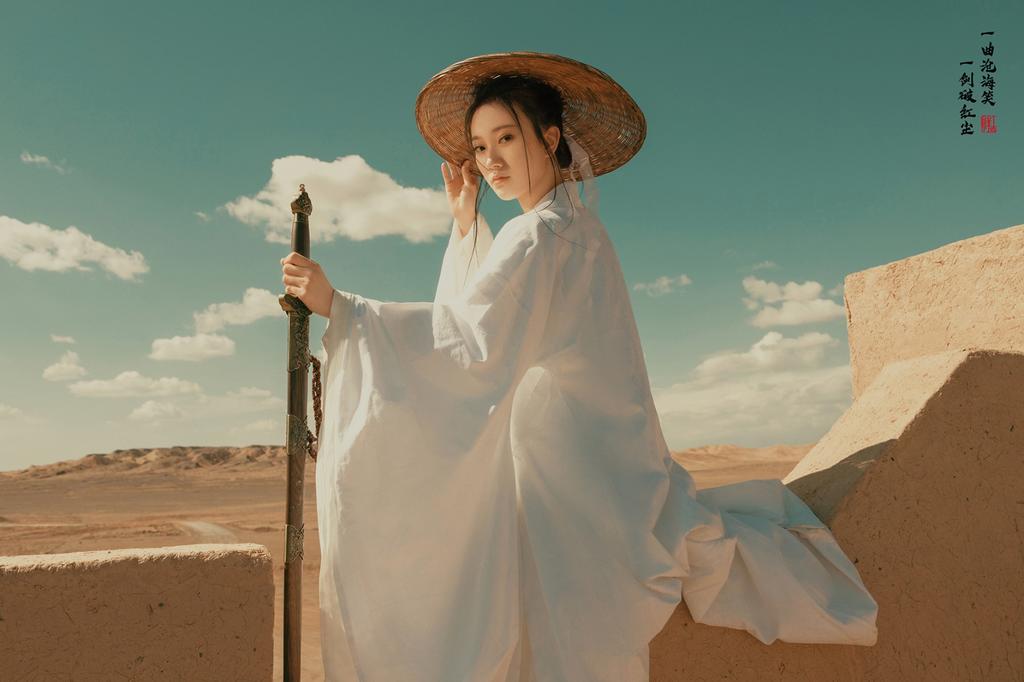 古装美女白衣飘飘英姿飒爽图片