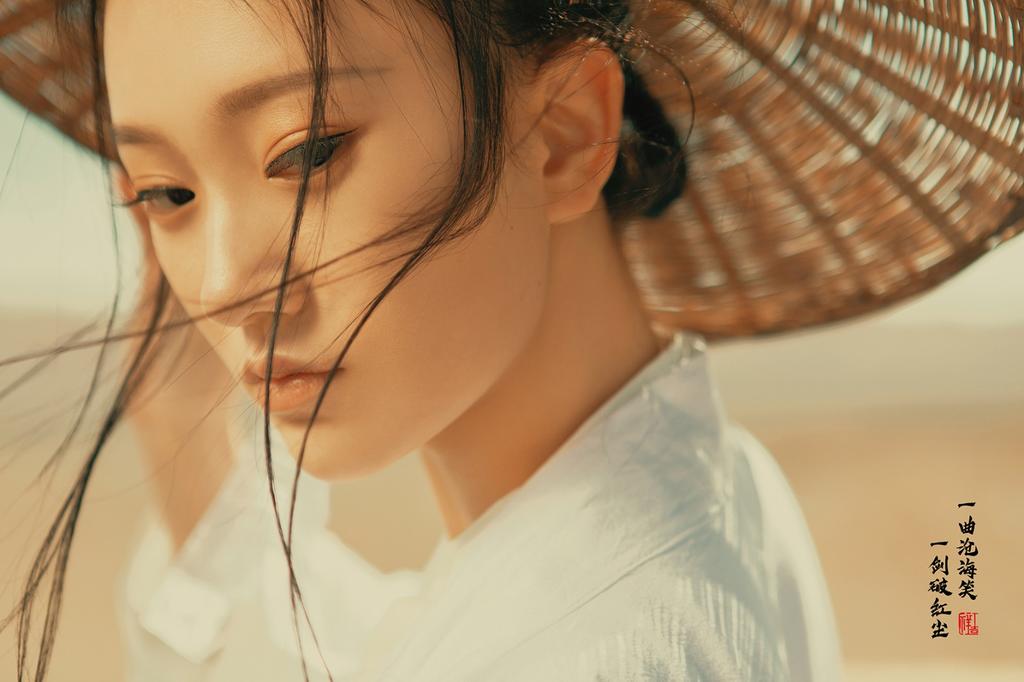 古装美女白衣飘飘英姿飒爽图片