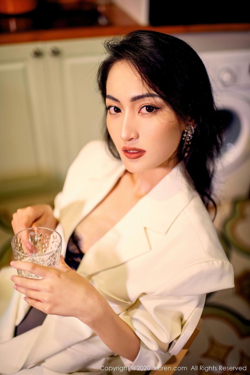 [XiuRen秀人网] 美女模特陈舒羽 - 蕾丝内衣丝袜半褪诱人写真 No.2718