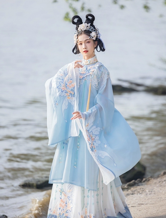 汉服美女裙摆飞扬仙气飘飘图片