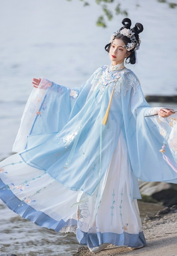 汉服美女裙摆飞扬仙气飘飘图片