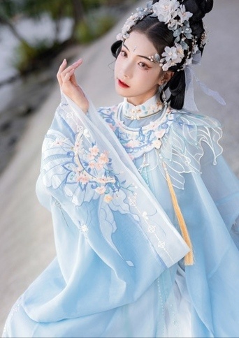 汉服美女裙摆飞扬仙气飘飘图片