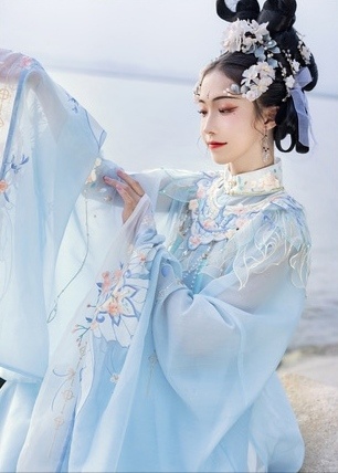 汉服美女裙摆飞扬仙气飘飘图片