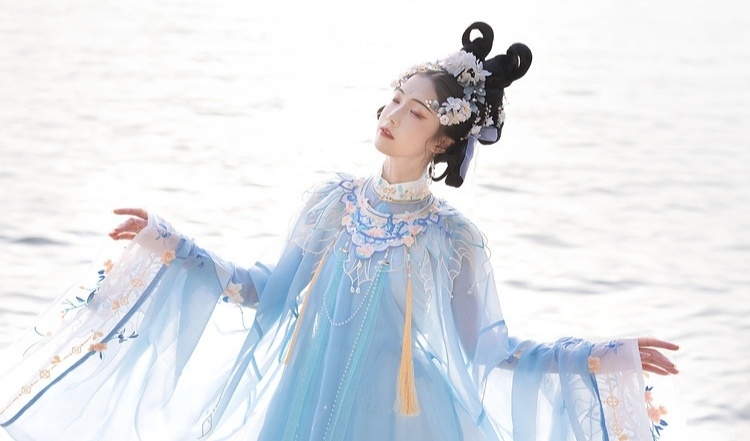 汉服美女裙摆飞扬仙气飘飘图片