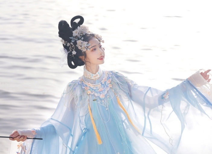 汉服美女裙摆飞扬仙气飘飘图片