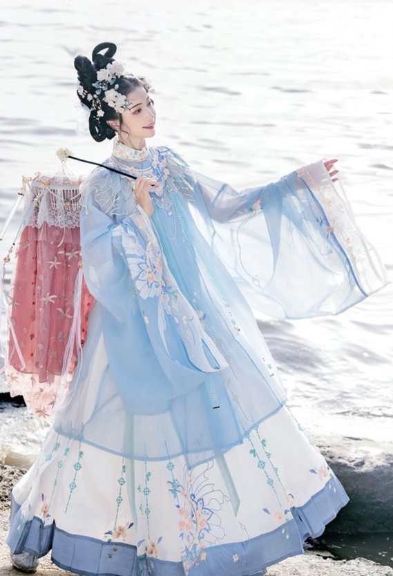 汉服美女裙摆飞扬仙气飘飘图片