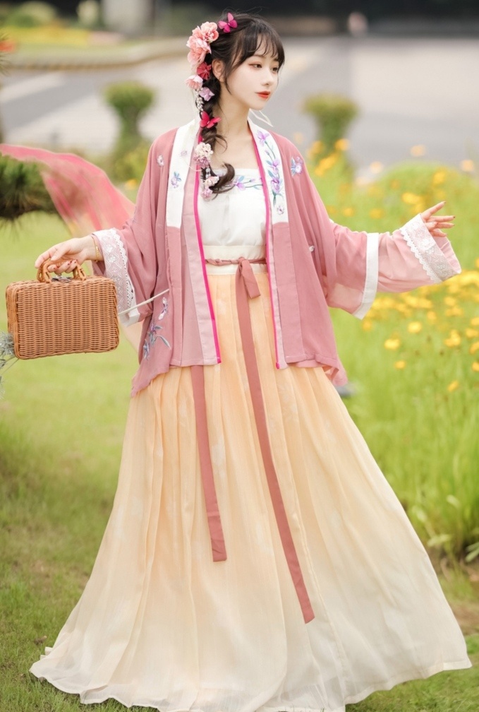 汉服少女娇小玲珑唯美古风摄影