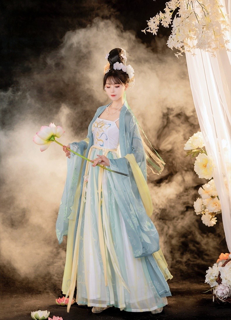 汉服少女花容月貌朦胧梦幻图片