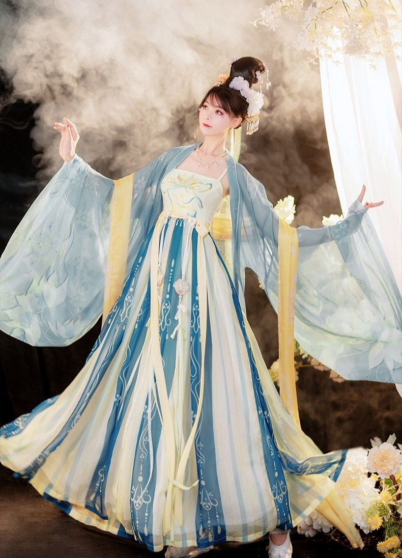 汉服少女花容月貌朦胧梦幻图片