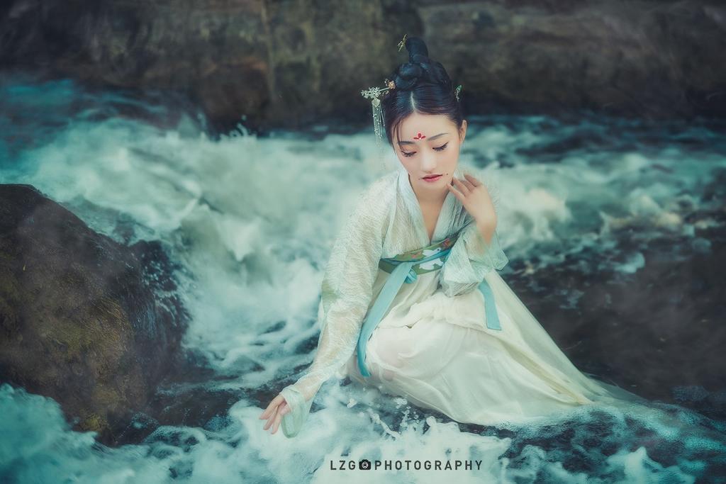 汉服美女置身水中宛若天仙图片