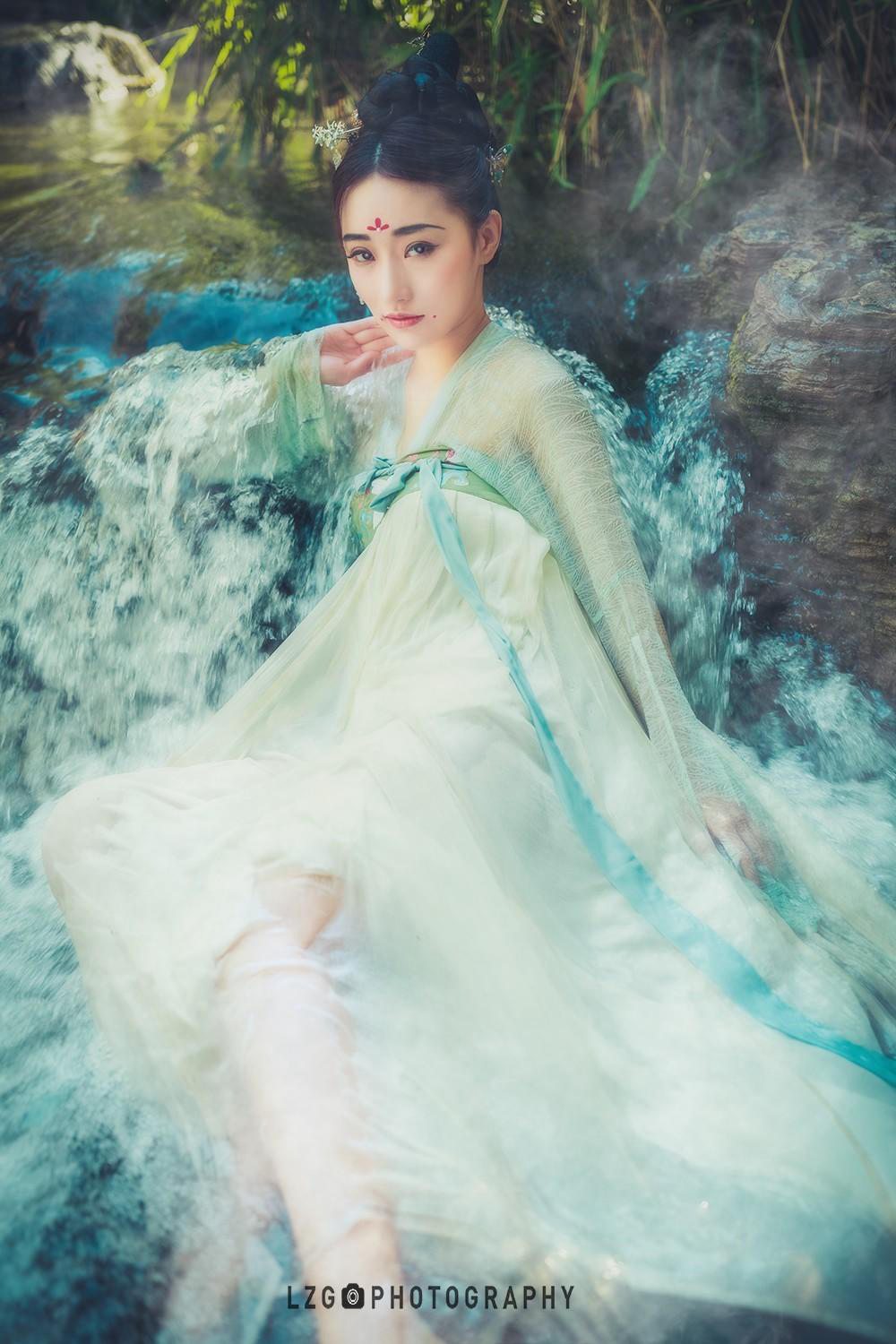 汉服美女置身水中宛若天仙图片