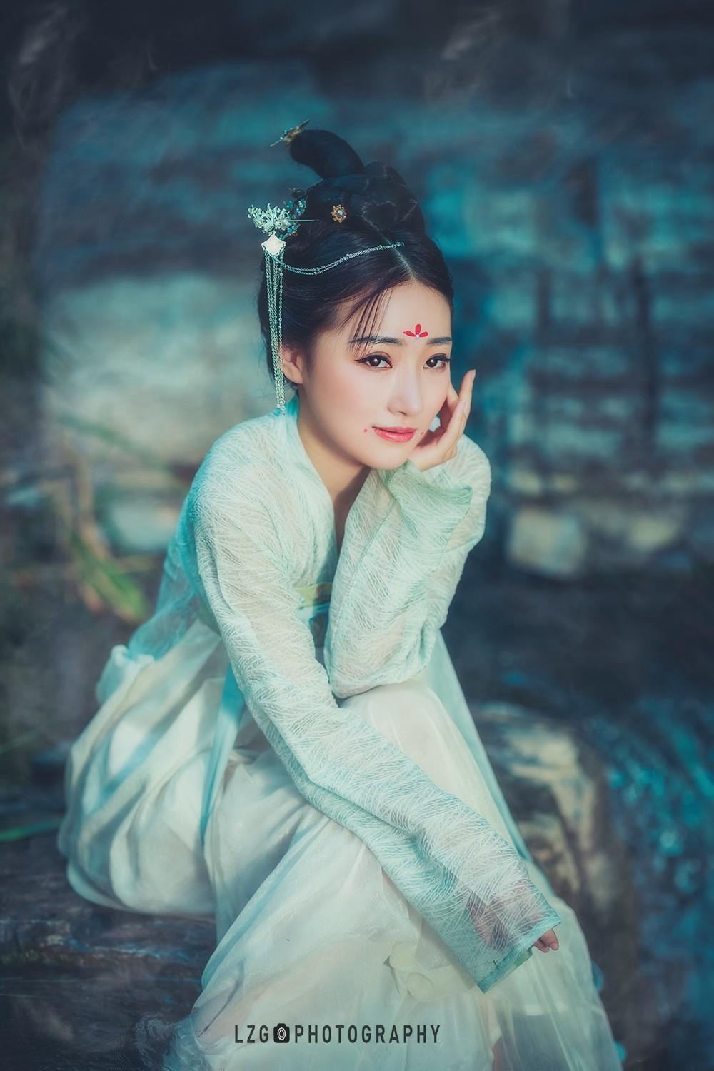 汉服美女置身水中宛若天仙图片