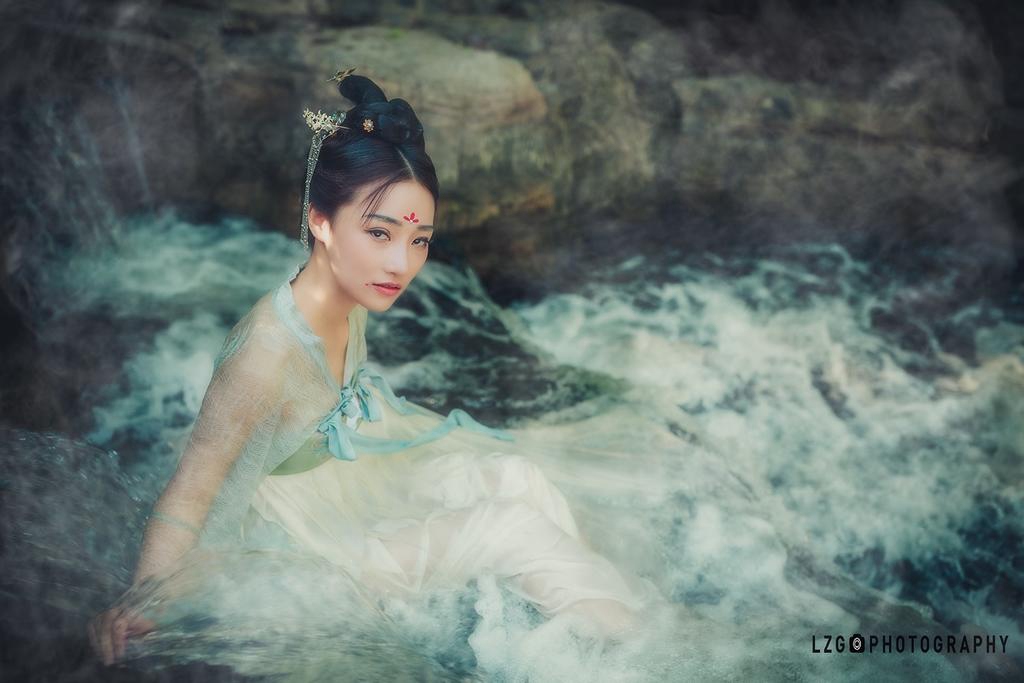 汉服美女置身水中宛若天仙图片