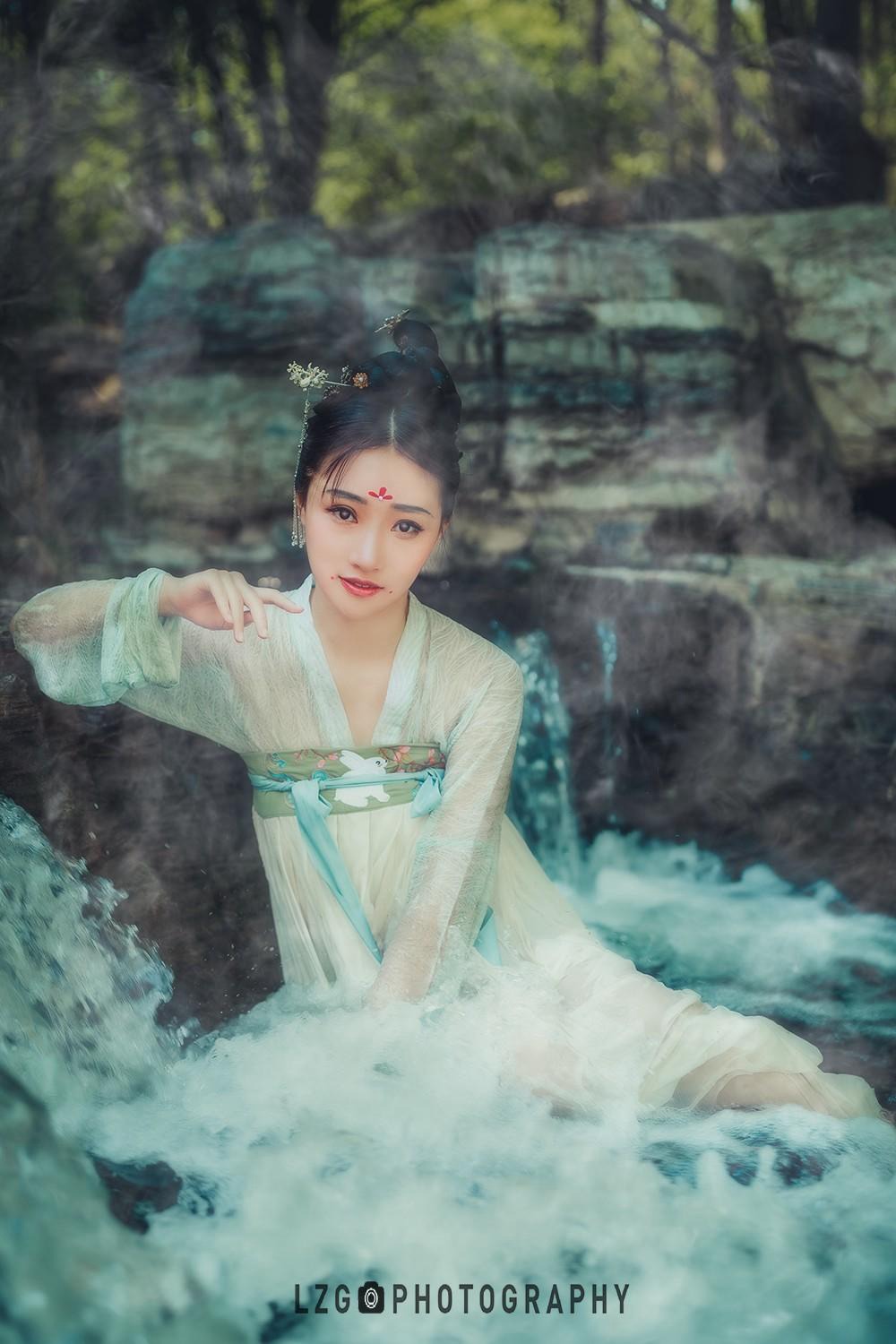 汉服美女置身水中宛若天仙图片