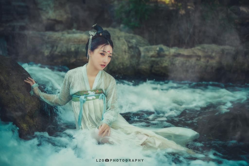 汉服美女置身水中宛若天仙图片