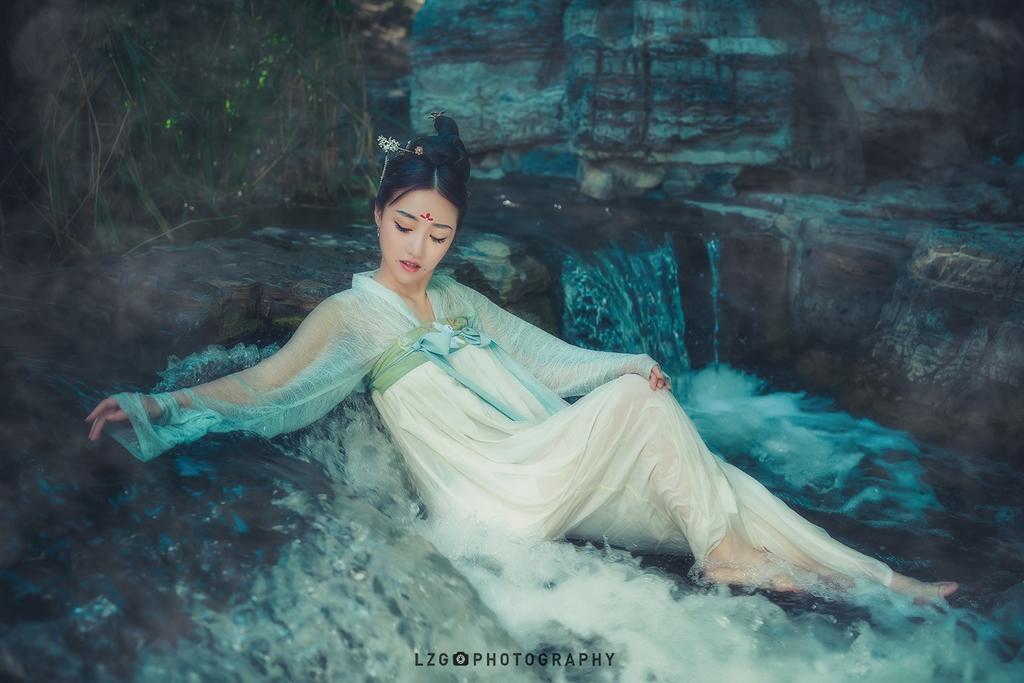 汉服美女置身水中宛若天仙图片