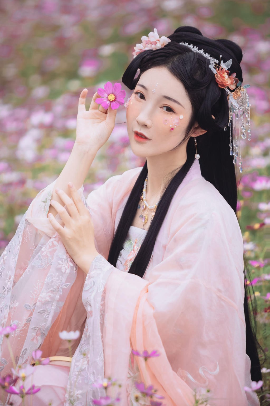 古装美女漫步花海回眸浅笑图片