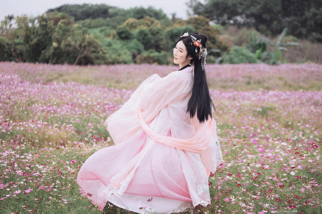 古装美女漫步花海回眸浅笑图片