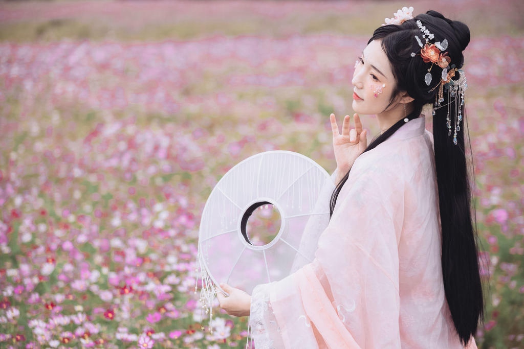 古装美女漫步花海回眸浅笑图片