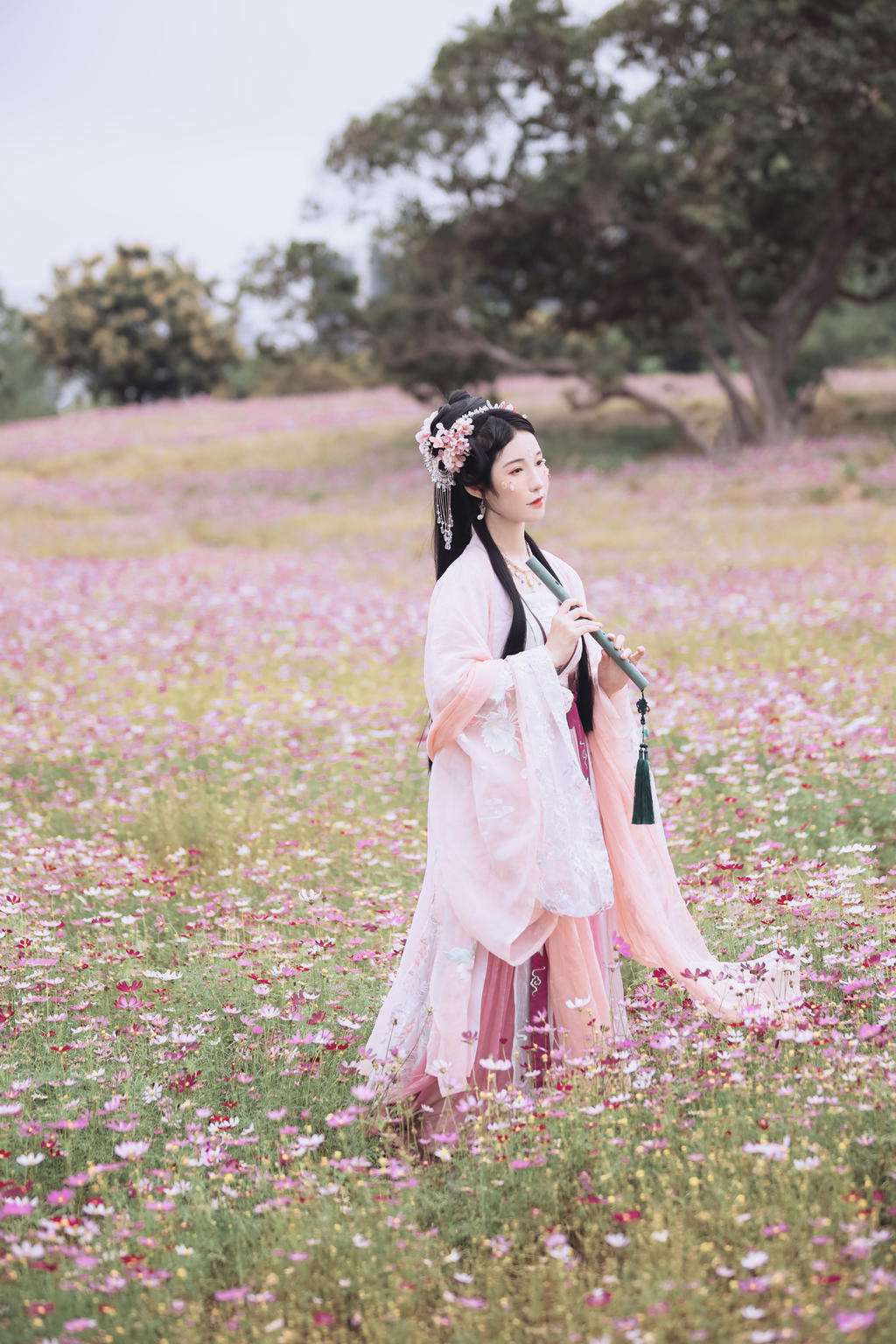 古装美女漫步花海回眸浅笑图片